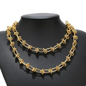 Collar cadena nudo chapado oro 18k acero inoxidable, vista detalle joya de eslabones pesados.