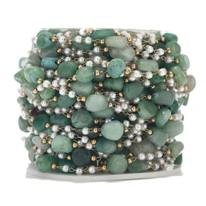 Vue détaillée du rouleau de chaîne de perles et pierres vertes irrégulières pour bijoux.