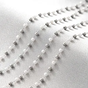 Gros plan detaille de delicats materiaux d'accessoires de bijoux en chaine de perles.