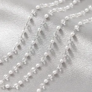 Gros plan détaillé de chaîne de perles et cristaux fins pour accessoires de bijoux DIY.