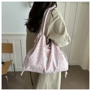 Vista detallada del bolso tote de pana con estampado de estrellas rosas y gran capacidad.