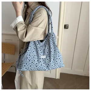 Detalle de bolso tote estilo casual coreano, tela con estampado de estrellas azules primer plano.