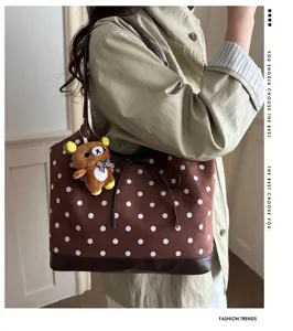 Borsa tote da donna a pois di grande capacità con grazioso ciondolo a forma di orsetto.