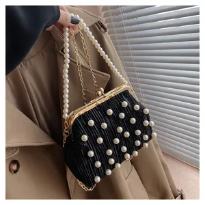 Sac à main plissé noir avec perles, vue détaillée du sac de soirée élégant.
