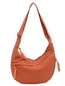 Sac bandoulière dumpling orange, grand sac porté épaule pour usage quotidien.