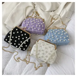 Sac à main pochette plissé élégant avec perles artificielles et bandoulière en chaîne.