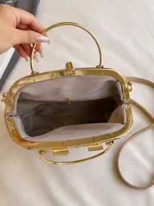 Élégant sac de soirée vintage avec cadre en métal pour femmes, sac bandoulière chic.