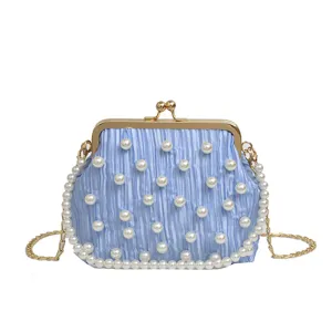 Sac à main plissé en perles bleu clair avec chaîne, sac bandoulière de soirée élégant.