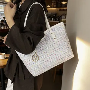 Korean style tweed shoulder bag for women, large capacity stylish plaid tote bag for autumn.