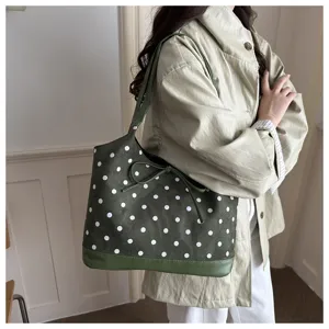 Elegante borsa a tracolla verde scuro a pois con grazioso fiocco per uso quotidiano.