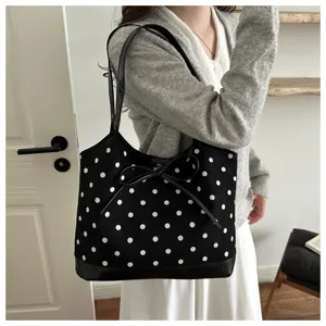 Chic borsa tote a pois neri e bianchi con fiocco, ideale per il lavoro quotidiano.