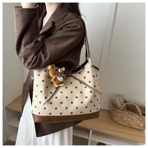 Borsa tote in tela a pois alla moda con ciondolo a orsetto, grande borsa a spalla.