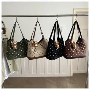 Borsa a tracolla a pois elegante, tote casual con simpatico ciondolo orsetto, multicolore.