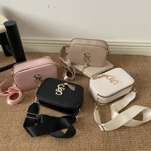 Γυναικεία casual τσάντα ώμου από PU δέρμα crossbody με κομψά μεταλλικά αξεσουάρ.