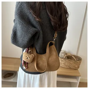Elegante borsa a spalla marrone da donna, borsa hobo trendy con grazioso ciondolo orsetto.