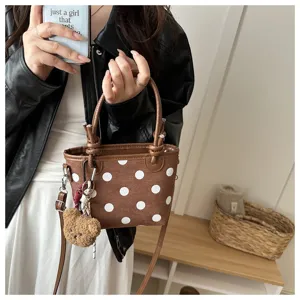 Borsa a secchiello in tela a pois marrone con ciondolo orsetto borsa a tracolla casual.