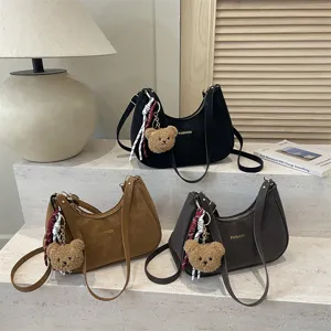 Borsa a tracolla minimalista chic da donna, elegante borsa hobo in ecopelle con ciondolo orsetto.