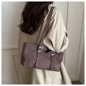 Braune Wildleder-Achsel-Tote-Bag im koreanischen Stil mit Metallösen und Tragegurt.