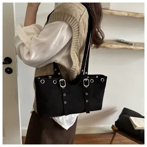 Elegante schwarze Wildleder Schulter-Tragetasche mit Metallösen und doppelten Schnallenriemen.