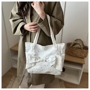 Vista dettagliata di una borsa tote coreana elegante con fiocco per le donne.