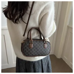 Elegante Damen Umhängetasche mit M Monogramm Druck, lässige Handtasche für Pendler.