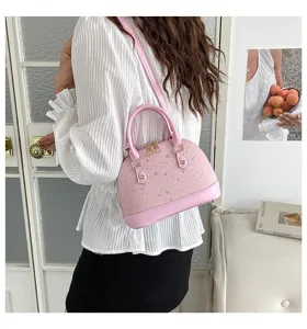 Sac à main dôme rose pour femme, élégant sac bandoulière coquillage minimaliste.