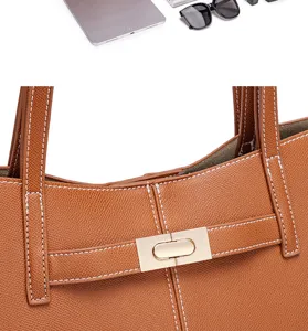 Elegante braune Ledertasche mit weißer Naht und goldenem Schloss für elegante Damen.