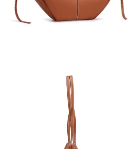 Braune Lederhandtasche Detailansicht mit einzigartiger Faltstruktur und langen Henkeln.