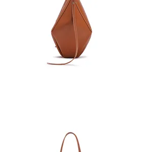 Elegante braune geometrische Ledertasche mit einzigartigem Fledermaus-Design und schmalem Gurt.