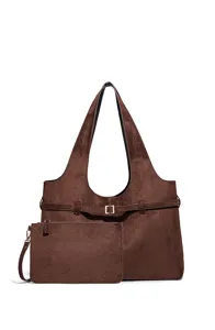 Detail van de donkerbruine zachte lederen shopper tas met een bijpassend tasje en riem.