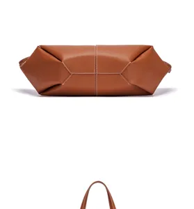 Elegante braune Ledertasche mit Kontrastnähten, stilvolles Fledermaus-Design für Damen.