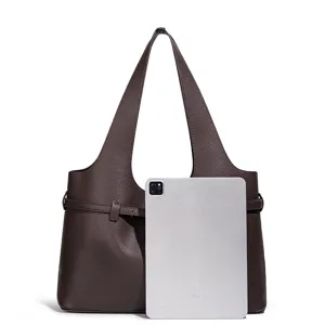 Gedetailleerd overzicht van de elegante bruine lederen shopper met ruime capaciteit en stijl.