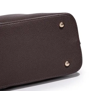 Donkerbruine handtas bodem detail, premium zacht leer materiaal met metalen voetjes.