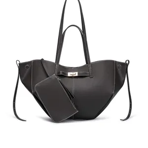 Schicke schwarze Handtasche mit Schultergurt, modischem Flügeldesign und elegantem Metallverschluss.