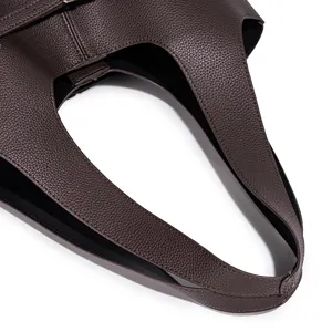 Donkerbruine zachte lederen tote tas detail, premium getextureerde schoudertas voor vrouwen.