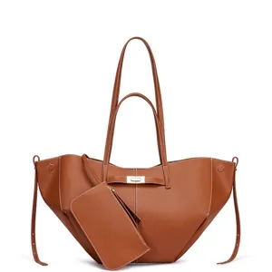 Schicke braune Ledertasche im stilvollen Fledermaus-Design mit Henkeln und Portemonnaie für Damen.