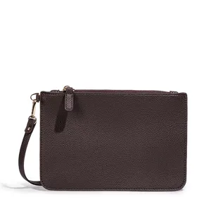 Donkerbruine leren clutch tas met polsband, getextureerde afwerking en gouden ritssluiting.