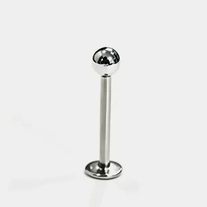 Vista dettagliata di piercing labret in acciaio inossidabile, design con sfera e retro piatto.