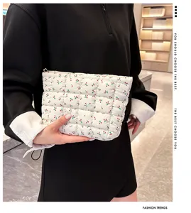 Gewatteerd etui met kersenprint, chique mini clutch en make-up organizer voor dagelijks gebruik.