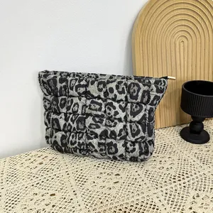 Stijlvolle gewatteerde luipaard cosmetische tas, chique make-up etui voor dames.