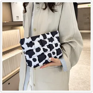 Stijlvolle zwart-witte gewatteerde clutch, zachte doorgestikte cosmetische tas voor dames.