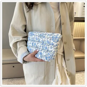 Blauw met witte bloemengeprinte gewatteerde clutch, minimalistisch make-up tasje.