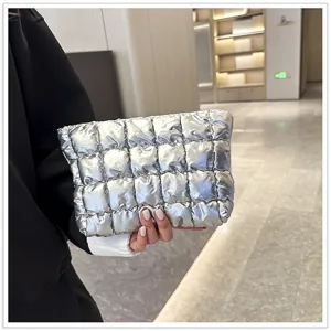 Zilveren metallic gewatteerde clutch, stijlvol opgeblazen cosmetisch tasje voor dames.