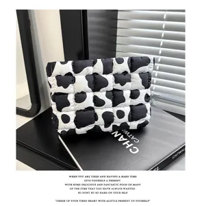 Zwart-witte koeienprint gewatteerde cosmetische tas, stijlvolle minimalisten clutch.