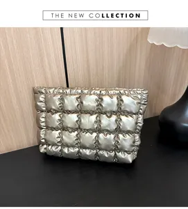 Metallic goud gewatteerde clutch detail, gewatteerd cosmetisch tasje met ruitjespatroon en chic.