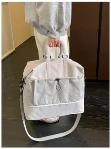 Detailansicht der multifunktionalen Reisetasche mit unterem Fach und praktischen Tragegurten.