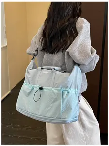 Multifunktionales Reise-Duffelbag mit erweiterbarem Design und mehreren Taschen für den Alltag.