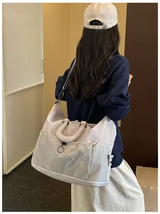 Große multifunktionale Reise-Duffel Bag mit Koffer-Hülle und stilvoller Karomuster-Vortasche Detail.