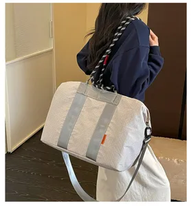 Grand sac de sport et de voyage avec bandouliere en corde, impermeable et pratique.