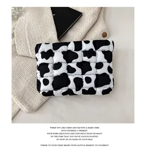 Zwart-wit koeienprint gewatteerde clutch tas stijlvolle zachte make-up tas voor vrouwen